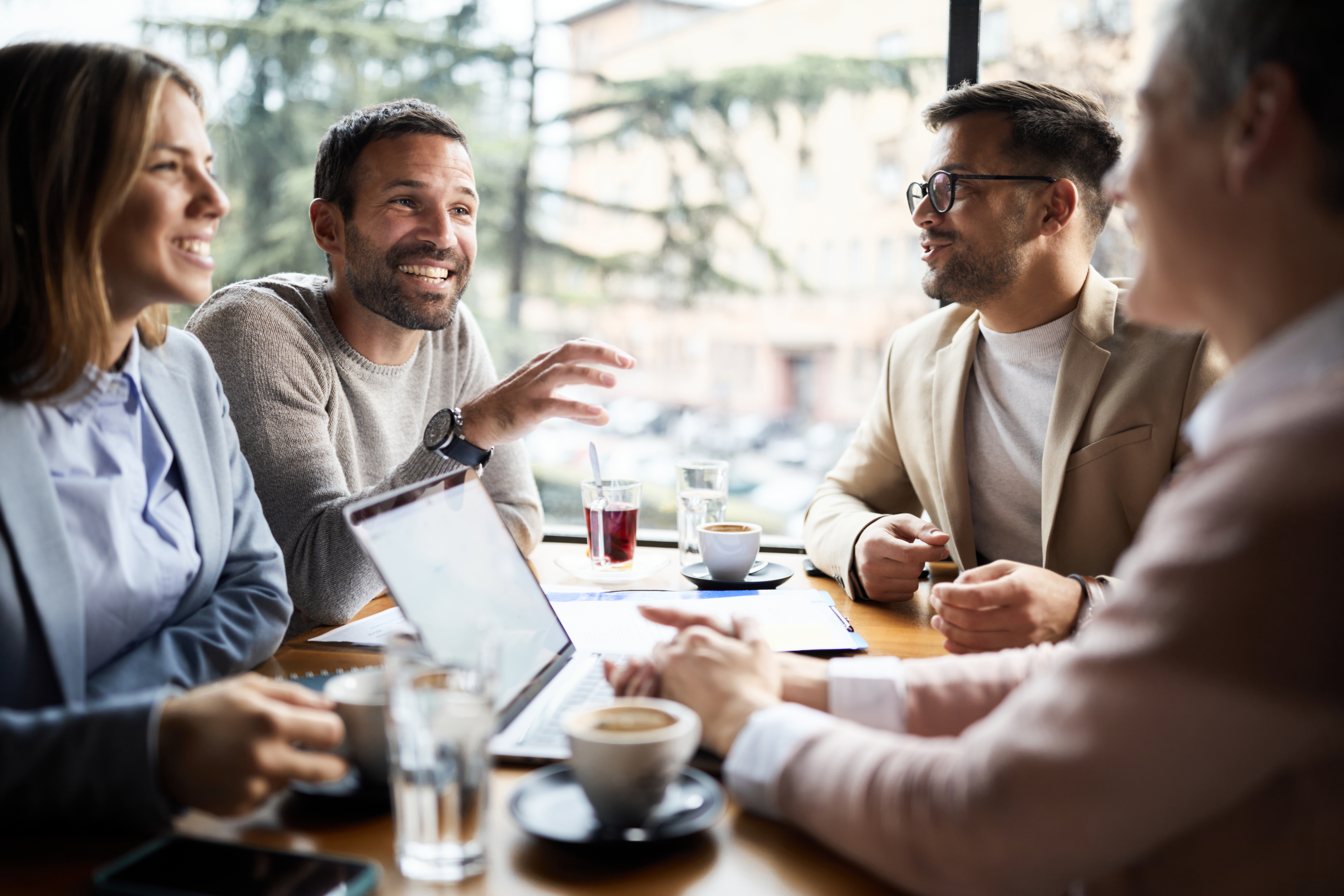 Informeel overleg in een café, beeld voor menselijk partnerschap
